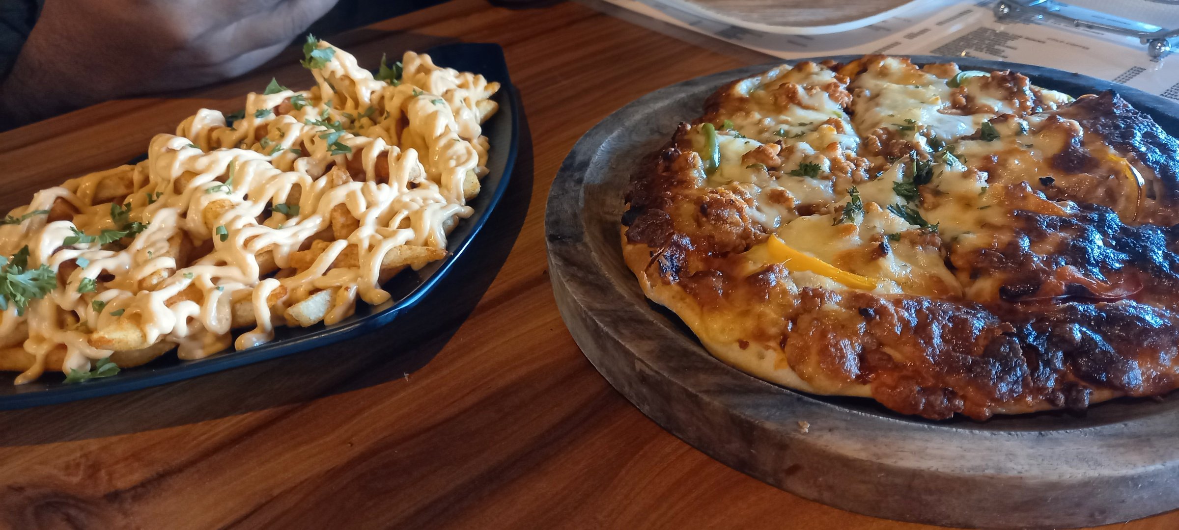 White pasta and cheesy pizza sizzlers